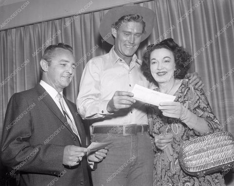 Chuck Connors behind the scenes western TV show The Rifleman 4b10-098