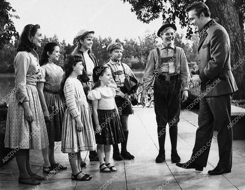 Christopher Plummer Angela Cartwright and the kids film The Sound of Music 8628-01