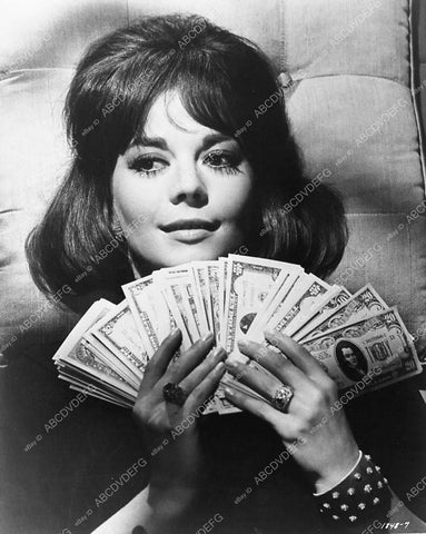 Natalie Wood fanning out the money film Penelope 425-16 - 0425-016