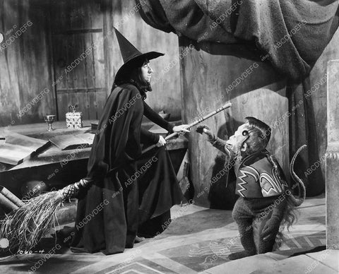 Margaret Hamilton and flying monkey film The Wizard of Oz 425-30 - 0425-030