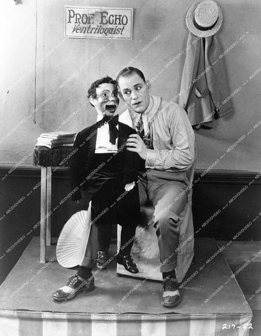 Lon Chaney Sr and the ventriloquist dummy - 1925 silent film The Unholy Three - 0426-031