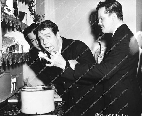 Edmund MacDonald, Arthur Lake testing the pasta & a Parrot - 1944 film Sailor's Holiday - 0435-032