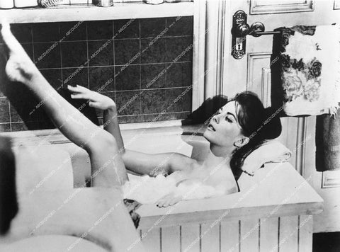 Natalie Wood in the bathtub - 1963 film Love With the Proper Stranger - 0436-022