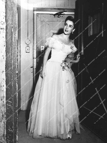 Elizabeth Taylor behind the scenes - 1948 film Julia Misbehaves - 0445-010