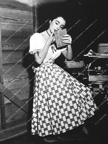 Elizabeth Taylor behind the scenes - 1948 film Julia Misbehaves - 0445-011