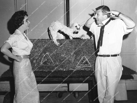 director Richard Brooks, Elizabeth Taylor - 1958 film Cat on a Hot Tin Roof - 0445-017