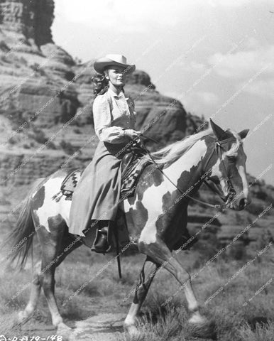 Dorothy Hart on horseback - 1947 film Gunfighters - 0448-035