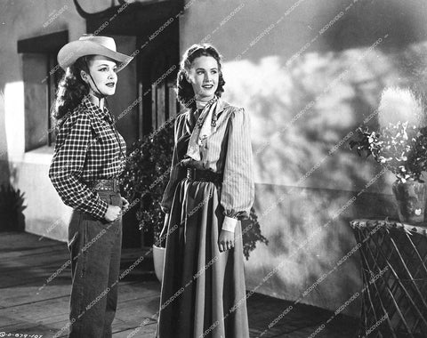 Dorothy Hart, Barbara Britton - 1947 film Gunfighters - 0449-006