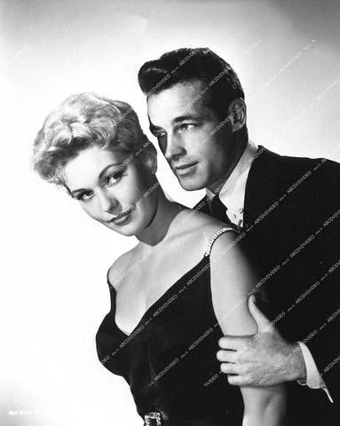 Kim Novak, Guy Madison - 1955 film 5 Against the House - 0449-023