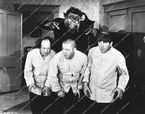 3 Stooges Moe, Larry, Curly, Duke York as the werewolf man - 1944 short subject film Idle Roomers - 0461-004