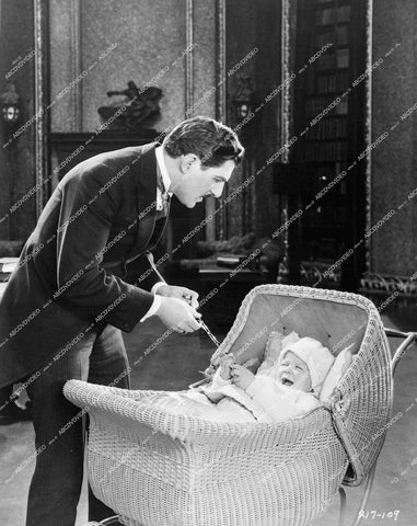 Harry Earles, John Merkyl - 1925 silent film The Unholy Three - 0463-019