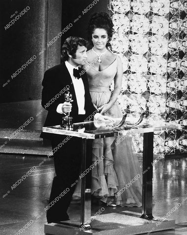Academy Awards Elizabeth Taylor presents Jerome Hellman Oscar for Midnight Cowboy - 11001-021