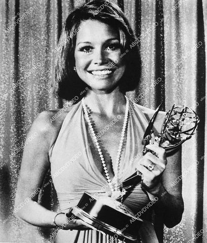 lovely Mary Tyler Moore on stage w her Emmy Award - 11004-011