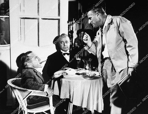 Michael Dunn w director Stanley Kramer on set film Ship of Fools - 11007-011