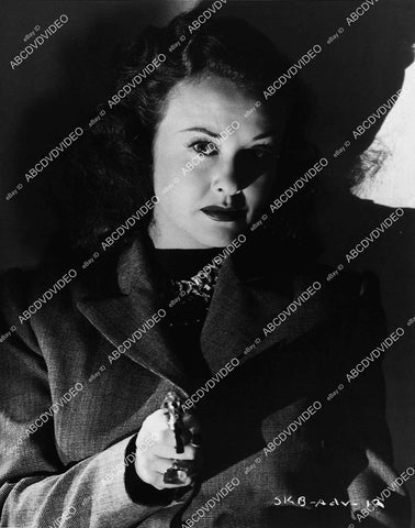 Margaret Lindsay portrait w pistol - 11012-014