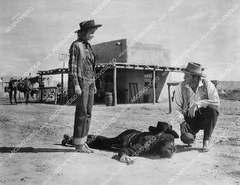 Mona Freeman, William Holden film Streets of Laredo - 11015-005