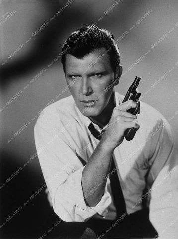 Robert Lansing portrait with snub nose .38 revolver TV 87th Precinct 11037-11 - 11037-11