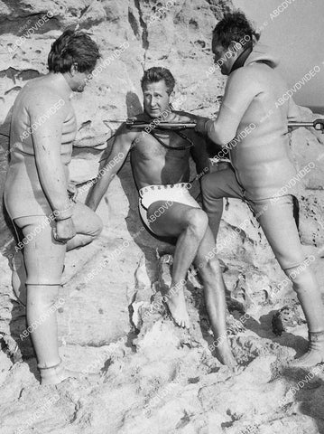 Lloyd Bridges held at bay TV Sea Hunt - 11040-011