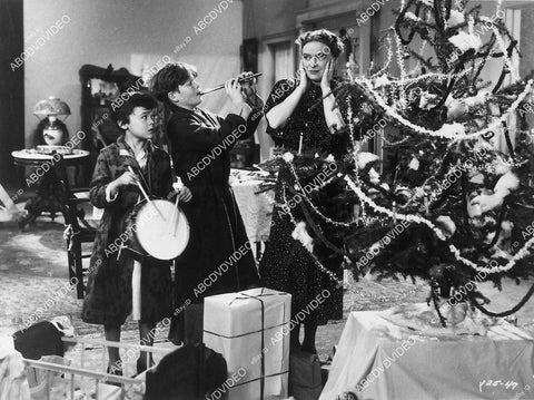 Dorothy Peterson, Buster Phelps & Sherwood Bailey kids at Christmas Tree film Gilr Loves Boy - 11046-021