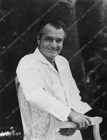 Red Skelton relaxing outdoors 11361-09 - 11361-009
