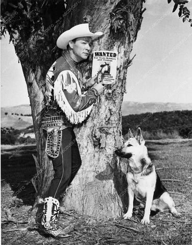 Roy Rogers and Bullet posting a wanted poster 12146-15