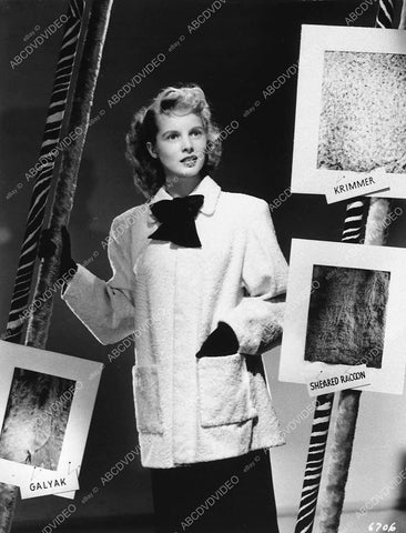 Janet Leigh fashion portrait w material fabric samples 12738-29