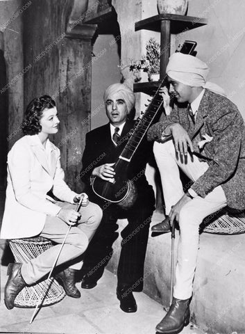 candid Myrna Loy behind the scenes 74-31