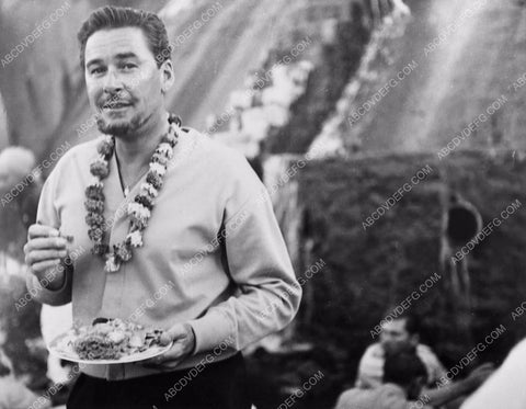 candid Errol Flynn chowing down on set film Kim 142-27