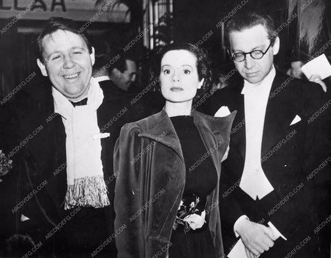 candid Wallace Beery with telephoto camera having fun 400-12