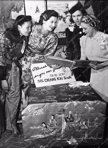 candid photo Rosalind Russell Jane Withers Mary Pickford aviatrix Lee Ya Ching 502-04