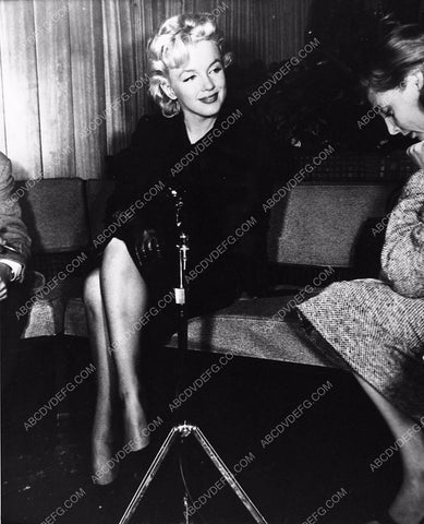 candid Marilyn Monroe giving interview with the press 654-27