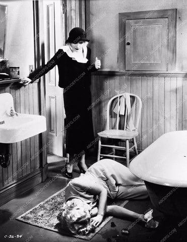 Carole Lombard stumbling upon a dead body film scene 655-33