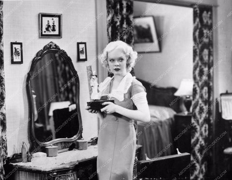 beautiful Alice Faye mid length shot 687-18