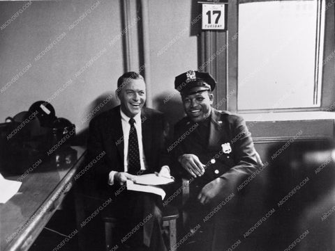candid Frank Sinatra behind the scenes The Detective 690-25