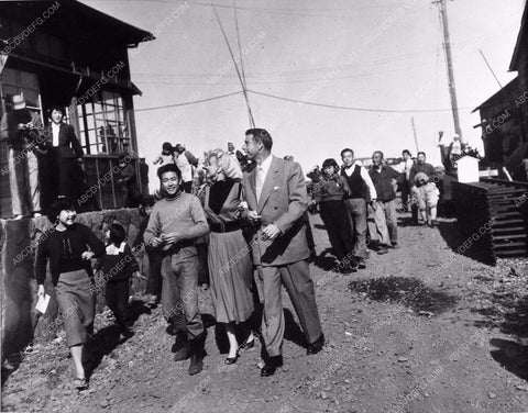 candid Marilyn Monroe Joe Dimaggio and fans news photo 695-05