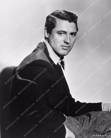 Cary Grant dashing camera stare 711-11