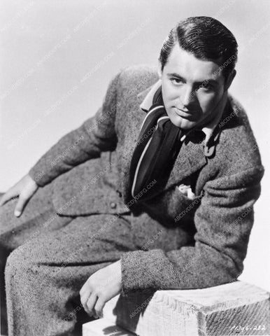 Cary Grant great portrait leaning in toward camera 712-05