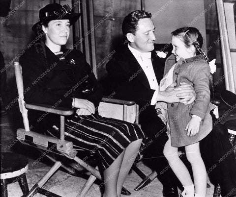 Candid Spencer Tracy wife & Daughter Susie & Louise behind the scenes 716-05