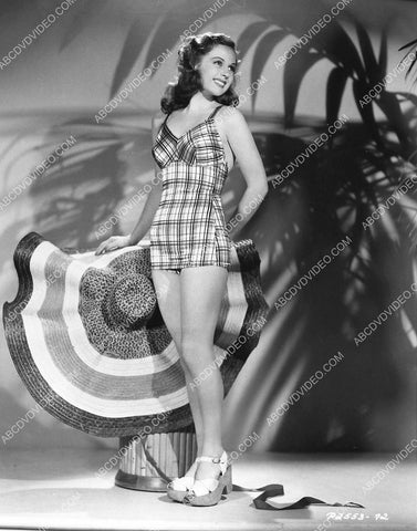 beautiful Susan Hayward in swimwear w large sun hat cute pinup 737-09