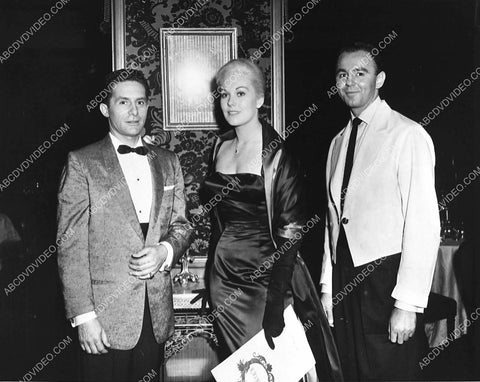 candid Kim Novak out with some friends 755-08