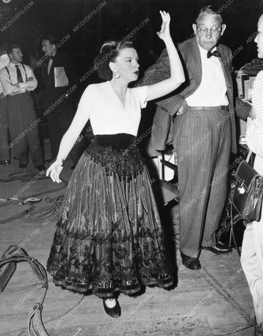candid photo Judy Garland behind the scenes at MGM photo 835-04