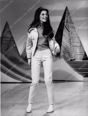 Bobbie Gentry does a number for The Perry Como Show TV photo 835-17