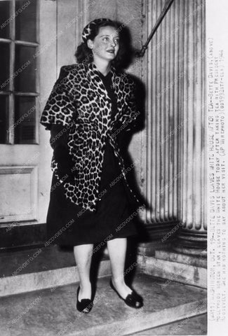 candid photo Bette Davis leaving The White House in 1944 photo 842-03