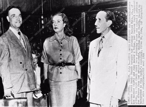 candid photo Bette Davis & attorney filing for divorce in Juarez Mexico 842-07