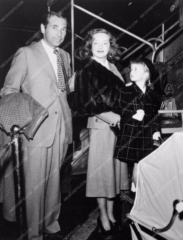 candid unpublished photo Bette Davis Gary Merrill & daughter 842-16