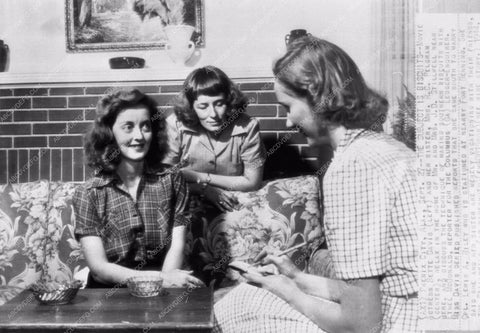 candid photo Bette Davis and her sister discussing recipes with reporter 842-22