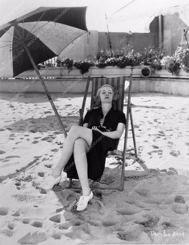 candid photo Bette Davis showing a little leg relaxing in beach chair 842-31