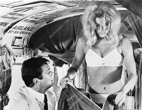 Tony Curtis Sharon Tate film Don't Make Waves 847-02
