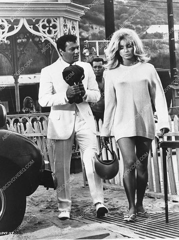 Tony Curtis Sharon Tate film Don't Make Waves 847-08