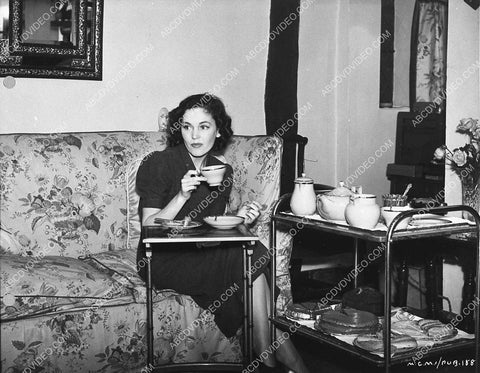candid Maureen O'Sullivan has lunch w a fantastic food tray w pies and cakes 988-07